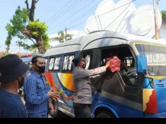 Anggota Polsek Banjarsari, Surakarta membagikan bantuan Sembako kepada sejumlah sopir Angkot di pasar legi Kawasan Kelurahan Stabelan, Kecamatan Banjarsari, Rabu (7/9/22).