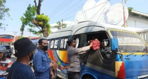 Anggota Polsek Banjarsari, Surakarta membagikan bantuan Sembako kepada sejumlah sopir Angkot di pasar legi Kawasan Kelurahan Stabelan, Kecamatan Banjarsari, Rabu (7/9/22).