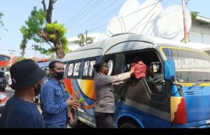 Anggota Polsek Banjarsari, Surakarta membagikan bantuan Sembako kepada sejumlah sopir Angkot di pasar legi Kawasan Kelurahan Stabelan, Kecamatan Banjarsari, Rabu (7/9/22).
