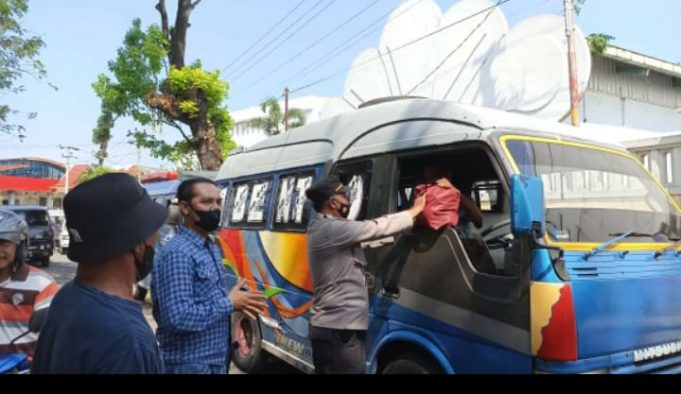 Anggota Polsek Banjarsari, Surakarta membagikan bantuan Sembako kepada sejumlah sopir Angkot di pasar legi Kawasan Kelurahan Stabelan, Kecamatan Banjarsari, Rabu (7/9/22).