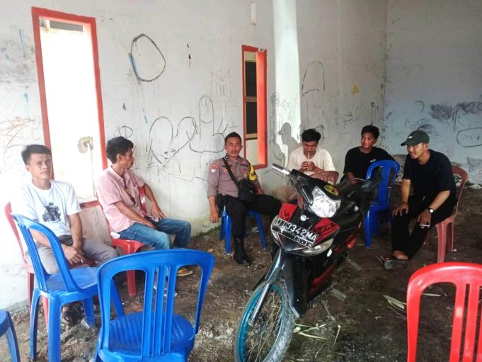 Bhabinkamtibmas Lara Ajak Warga Jaga Kondisi Kamtibmas Desa Lara