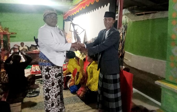 Tradisi Sadranan Desa Tanjung Gelar Wayangan