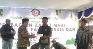 Pondok Pesantren Islam Al-Ittiba’ Salurkan Zakat Maal