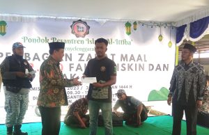 Pondok Pesantren Islam Al-Ittiba’ Salurkan Zakat Maal