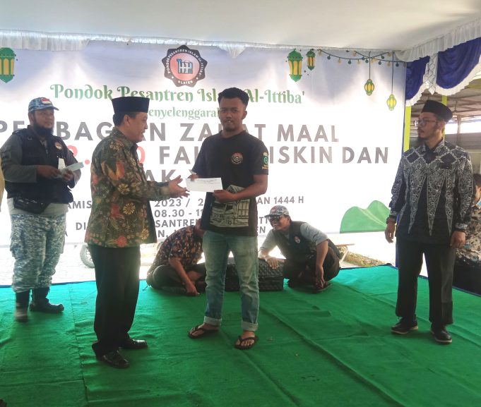 Pondok Pesantren Islam Al-Ittiba’ Salurkan Zakat Maal