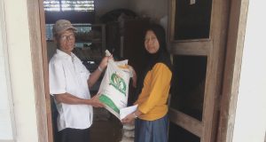 Sebanyak 165 Warga Desa Karangtalun Menerima Bantuan Pangan Beras.
