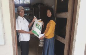 Sebanyak 165 Warga Desa Karangtalun Menerima Bantuan Pangan Beras.