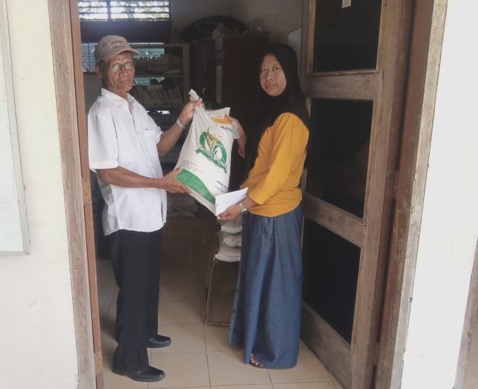 Sebanyak 165 Warga Desa Karangtalun Menerima Bantuan Pangan Beras.