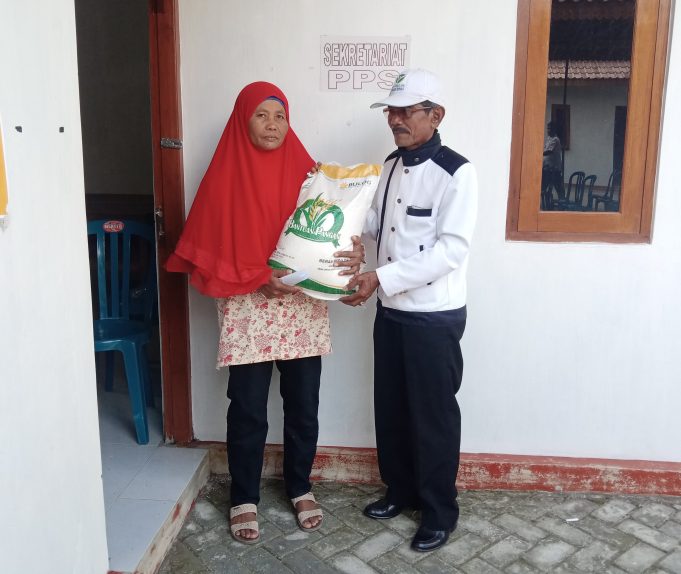 Penyaluran Bantuan Pangan Beras Tahap ke Tiga Di Desa Tumpukan