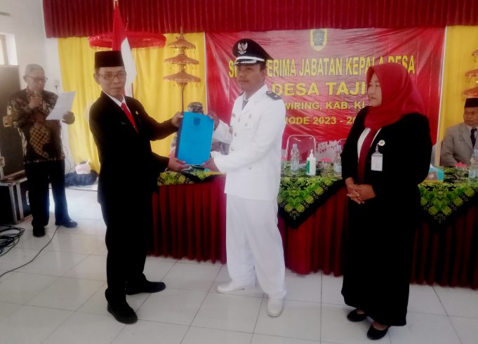 Serah Terima Jabatan Dari PJ Kepala Desa Kepada Kepala Desa Yang Baru Desa Taji.