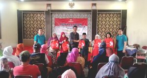 Ratusan Warga Serenan Terima Paket Sembako Dari RSUD Dr.Moewardi.