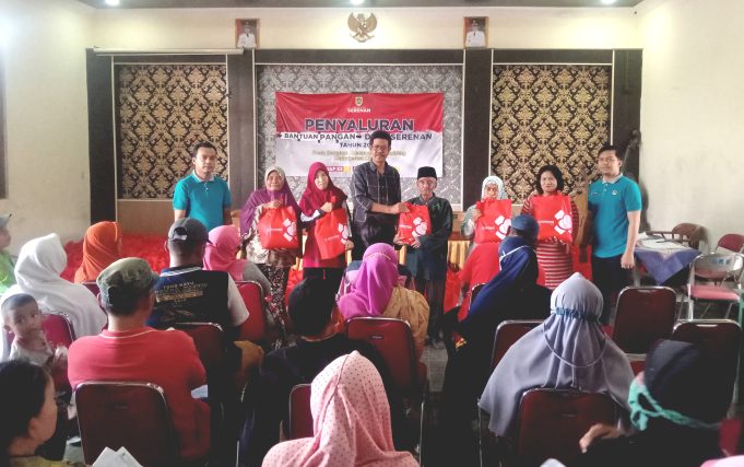 Ratusan Warga Serenan Terima Paket Sembako Dari RSUD Dr.Moewardi.
