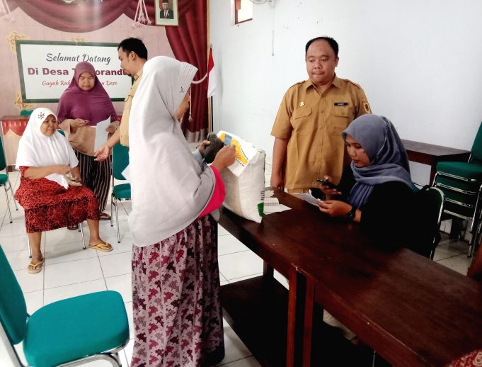 Penyaluran Bantuan Beras 10 Kg Tahap V Di Desa Tlogorandu