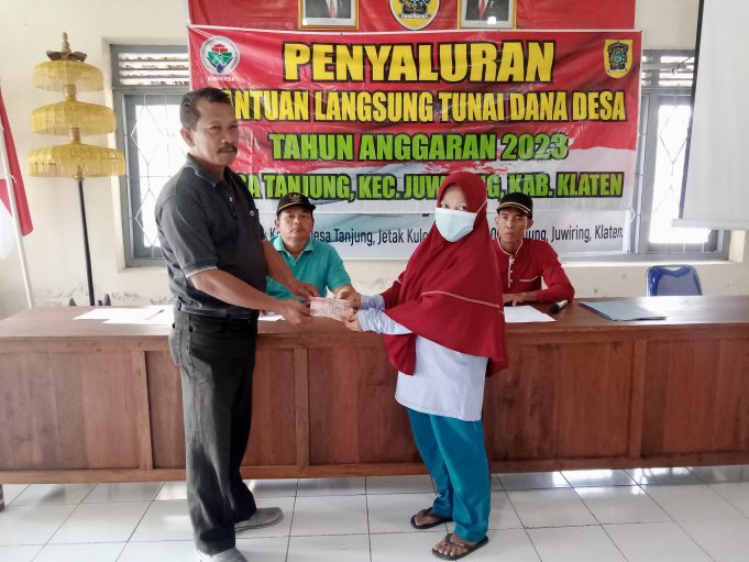 Pemdes Tanjung Salurkan Bantuan Langsung Tunai Dana Desa Tahap X Tahun 2023