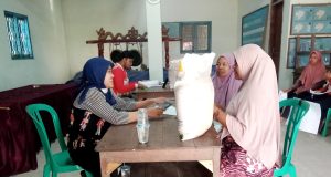 Penyaluran Bantuan Beras 10 Kg/KPM Di Desa Demangan