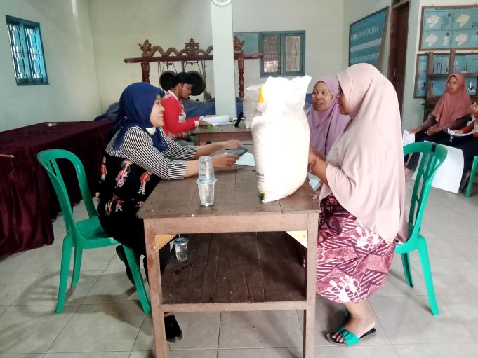 Penyaluran Bantuan Beras 10 Kg/KPM Di Desa Demangan