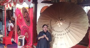Ketua DPR RI Puan Maharani Kunjungi Sentra Kerajinan Payung Di Desa Tanjung