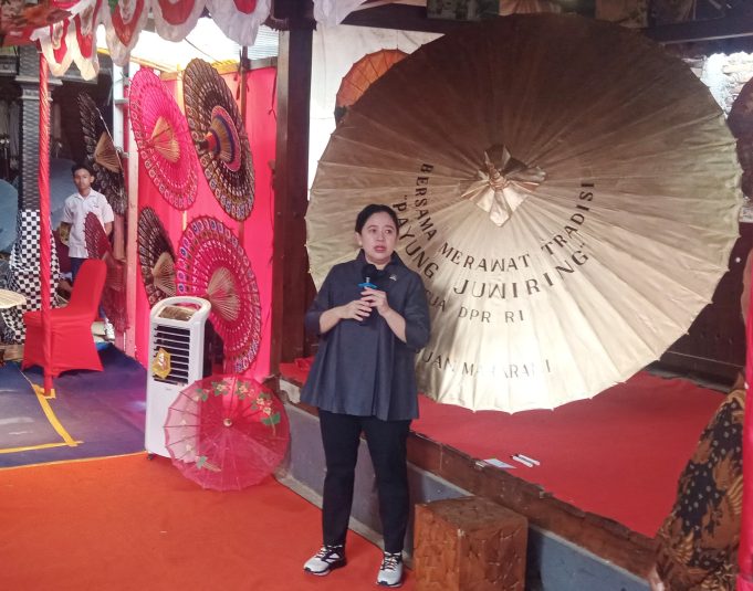 Ketua DPR RI Puan Maharani Kunjungi Sentra Kerajinan Payung Di Desa Tanjung
