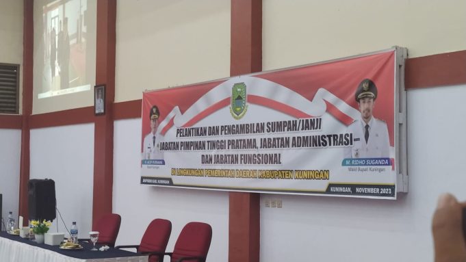 BUPATI KUNINGAN MELAKUKAN PENGANGKATAN DAN SEKALIGUS ALIH TUGAS DI LINGKUP PEMERINTAHAN DAERAH KABUPATEN KUNINGAN