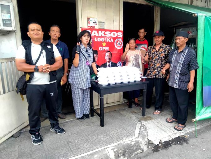 Organ LOG1KA: loyalis Ganjar Indonesia Untuk Sejahtera Bersatu Berkolaborasi Bersama DPC GPM Kota Surakarta Mengadakan Kegiatan Jumat Berkah