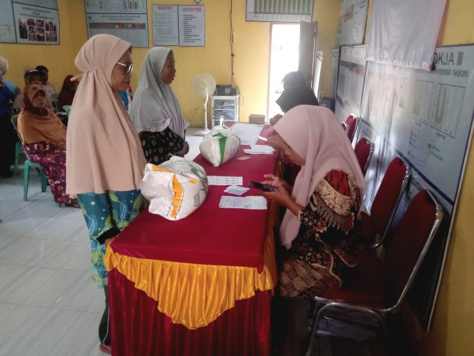 Banyaknya 398 Keluarga Penerima Manfaat Desa Jelobo Terima Bantuan Beras.