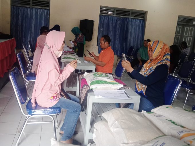 Penyaluran Bantuan Pangan Beras Di Desa Tanjung.