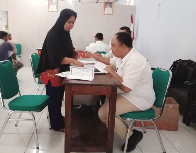 Pemdes Tlogorandu Salurkan Bantuan Pangan Beras Kepada 301 KPM.