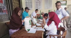 Penyaluran Bantuan Pangan Berupa Beras Di Desa Serenan.