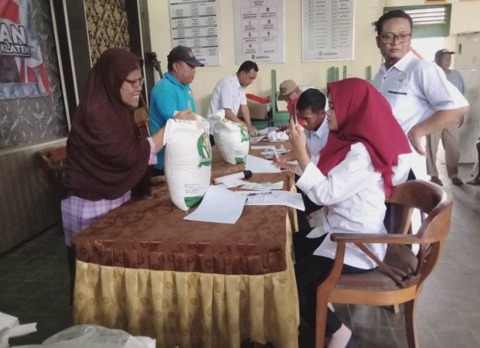 Penyaluran Bantuan Pangan Berupa Beras Di Desa Serenan.