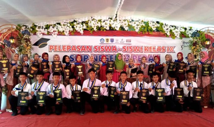 Prosesi Pelepasan Siswa Siswi Kelas IX SMP Negeri 3 Pedan