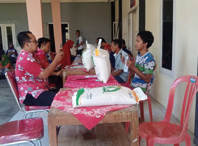 Penyaluran Bantuan Pangan Beras 10Kg Tahap VI Bulan Juni 2024 Desa Kalangan.