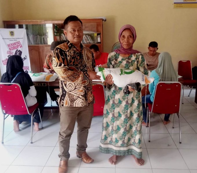 Penyaluran Bantuan Pangan Beras Bulan Juni 2024 Di Desa Kenaiban