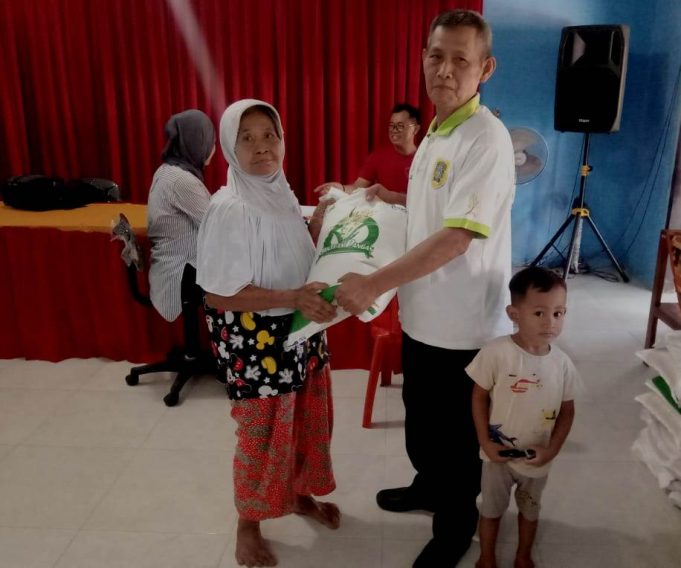 Penyaluran Bantuan Pangan Beras 10 Kg Bulan Juni 2024 Di Desa Sentono .