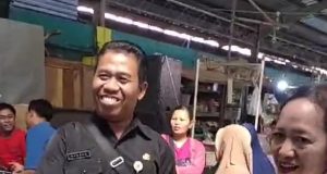 Paguyuban Pasar Minggiran Rayakan HUT Kemerdekaan RI Ke-79 Dengan Potong Tumpeng.