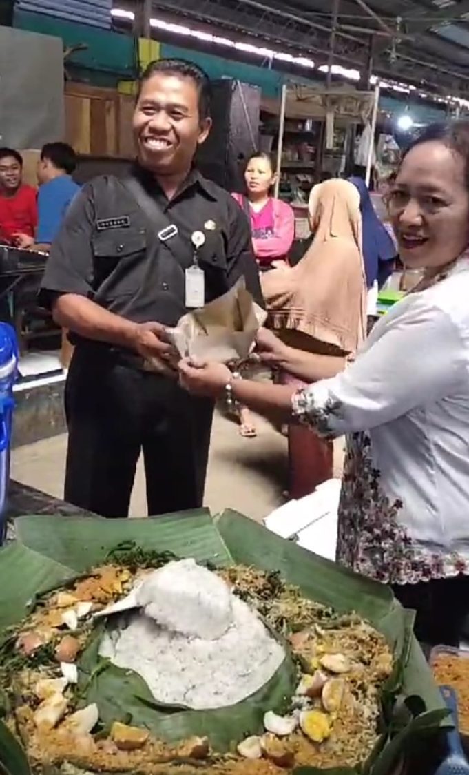 Paguyuban Pasar Minggiran Rayakan HUT Kemerdekaan RI Ke-79 Dengan Potong Tumpeng.