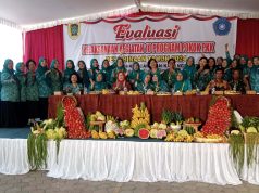 Pelaksanaan Evaluasi 10 Program PKK Desa Binaan Di Desa Tambak.