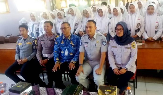 Dinas Perhubungan Klaten Gelar Sosialisasi Keselamatan Lalu lintas Di SMK Negeri 1 Pedan