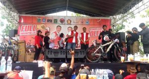 Kampamye Terakhir Pasangan Cabup Hamenang-Benny Di Lapangan Desa Kradenan