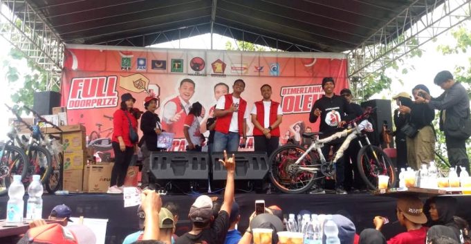 Kampamye Terakhir Pasangan Cabup Hamenang-Benny Di Lapangan Desa Kradenan