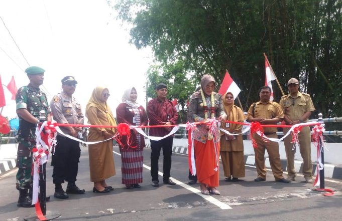 Bupati Klaten Sri Mulyani Meresmikan Jembatan Trasan II, Kecamatan Juwiring.