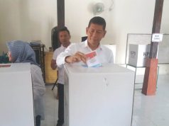 Calon Bupati Klaten No 02 Herry Wibowo Bersama Keluarga Menuju TPS Dengan Jalan Kaki.