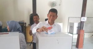 Calon Bupati Klaten No 02 Herry Wibowo Bersama Keluarga Menuju TPS Dengan Jalan Kaki.