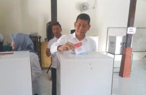 Calon Bupati Klaten No 02 Herry Wibowo Bersama Keluarga Menuju TPS Dengan Jalan Kaki.