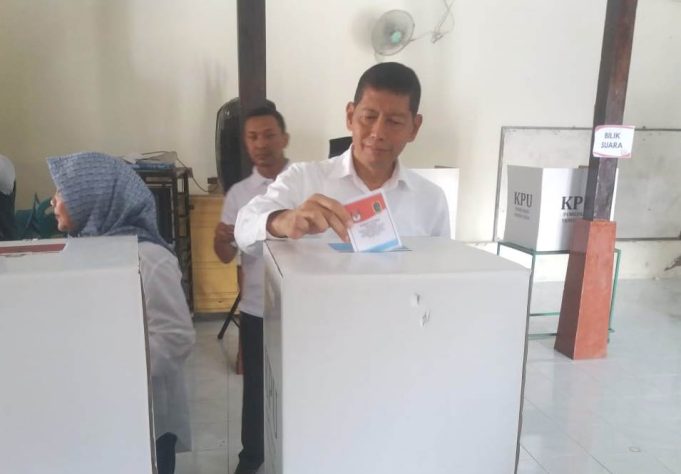 Calon Bupati Klaten No 02 Herry Wibowo Bersama Keluarga Menuju TPS Dengan Jalan Kaki.