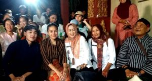 Makam Unik Warna-Warni Di Desa Bakungan Di Kunjungi Artis Nikita Mirzani