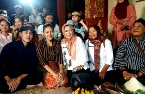 Makam Unik Warna-Warni Di Desa Bakungan Di Kunjungi Artis Nikita Mirzani
