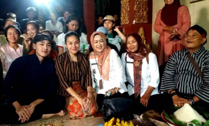 Makam Unik Warna-Warni Di Desa Bakungan Di Kunjungi Artis Nikita Mirzani