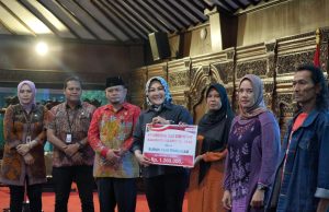 Pemkab Klaten Salurkan BLT DBHCHT Rp 9,3 Miliar