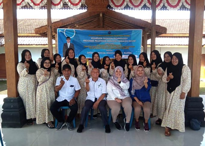Pelatihan Berbasis Kompetensi Tayilor Made Training Di Desa Tumpukan Ditutup, 16 Peserta Terima Sertifikat.