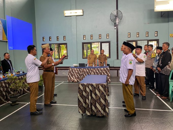 KEPALA DESA KEDUNGARUM LANTIK DUA KEPALA DUSUN